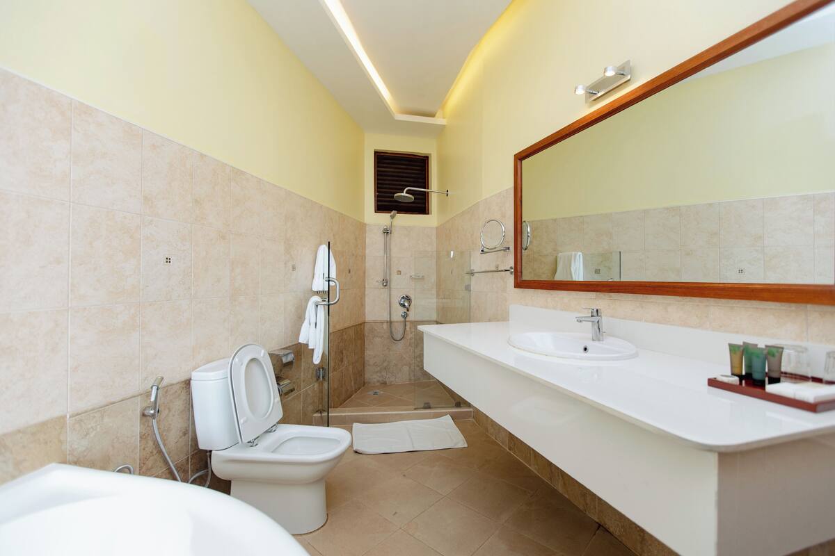 Un baño moderno con ducha, inodoro y lavamanos.