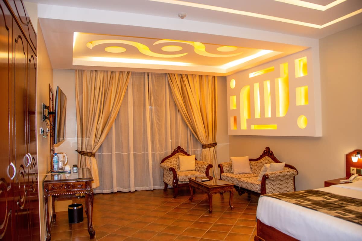 1 bedroom, premium bedding, minibar, in-room safe