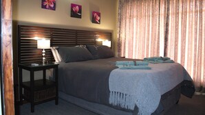 Deluxe Double Room, Pool View, Poolside | Desk, iron/ironing board, WiFi (free) - Pebble Fountain Guesthouse (Bloemfontein)