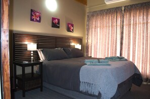Deluxe Double Room, Pool View, Poolside | Desk, iron/ironing board, free WiFi - Pebble Fountain Guesthouse (Bloemfontein)