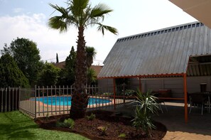 Property grounds - Pebble Fountain Guesthouse (Bloemfontein)