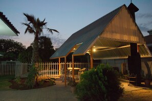 BBQ/picnic Area - Pebble Fountain Guesthouse (Bloemfontein)