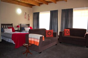 Family Apartment | Desk, iron/ironing board, free WiFi - Pebble Fountain Guesthouse (Bloemfontein)