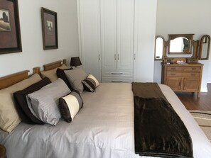 Habitación Deluxe con 1 cama matrimonial o 2 individuales, 1 habitación, vista al jardín | Ropa de cama de alta calidad, edredón y decoración personalizada 