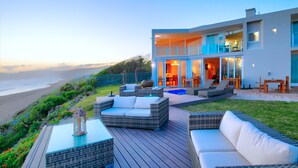 A modern two-story house with a deck overlooking a beach. - Dune Villa Wilderness (Wilderness)