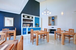 Petit déjeuner complet compris