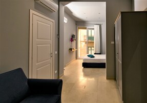 Suite Junior, 1 letto queen, non fumatori | Biancheria da letto di alta qualità, una scrivania, ferro/asse da stiro