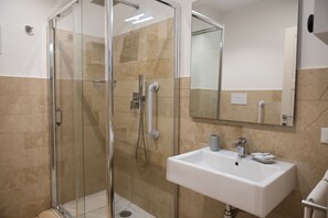 Suite Deluxe, 1 habitación, para no fumadores, vista a la ciudad | Baño | Regadera, regadera tipo lluvia, amenidades de baño gratuitas 