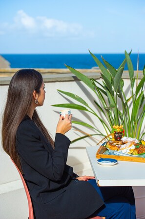 Desayuno a la carta todos los días (con cargo) 