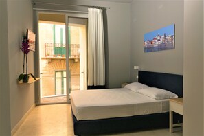 Junior Suite, 1 Queen Bed, Non Smoking | Premium bedding, desk, iron/ironing board, free WiFi - ZIBIBBO SUITES & ROOMS - Aparthotel in Centro Storico a Trapani (Trapani)