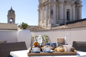 Desayuno a la carta todos los días (con cargo) 