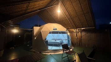 Tenda Deluks, 1 Tempat Tidur Queen, patio | Wi-Fi gratis dan seprai linen