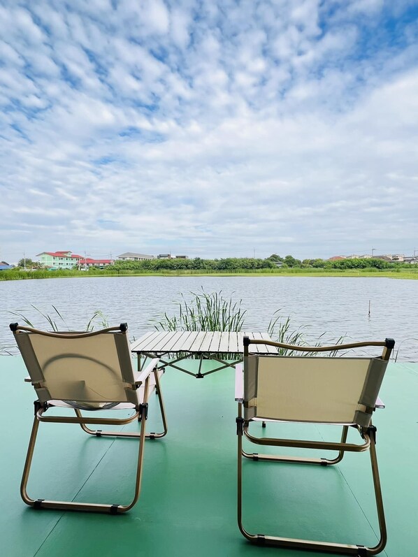 Telt – deluxe, 1 queensize-seng, terrasse | Oppholdsområde | En 32-tommers LED-TV med digitale kanaler