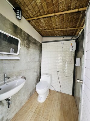 Telt – deluxe, 1 queensize-seng, terrasse | Bad | Dusj, toalettartikler (inkludert), håndklær og såpe