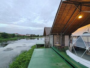 Terrace/patio - Baan Bangwua Resort (Bang Pakong)