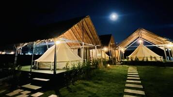 Lều Deluxe, 1 giường cỡ queen, sân hiên | 1 phòng ngủ, truy cập Internet không dây miễn phí, bộ trải giường