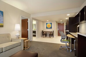 In-room safe, blackout curtains, iron/ironing board, free WiFi - Home2 Suites by Hilton Leavenworth Downtown (Leavenworth)