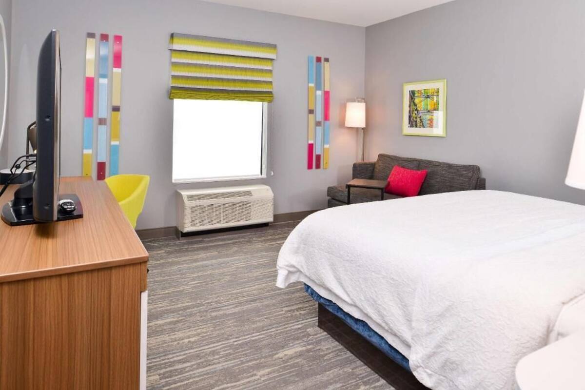 Premium bedding, down comforters, desk, laptop workspace