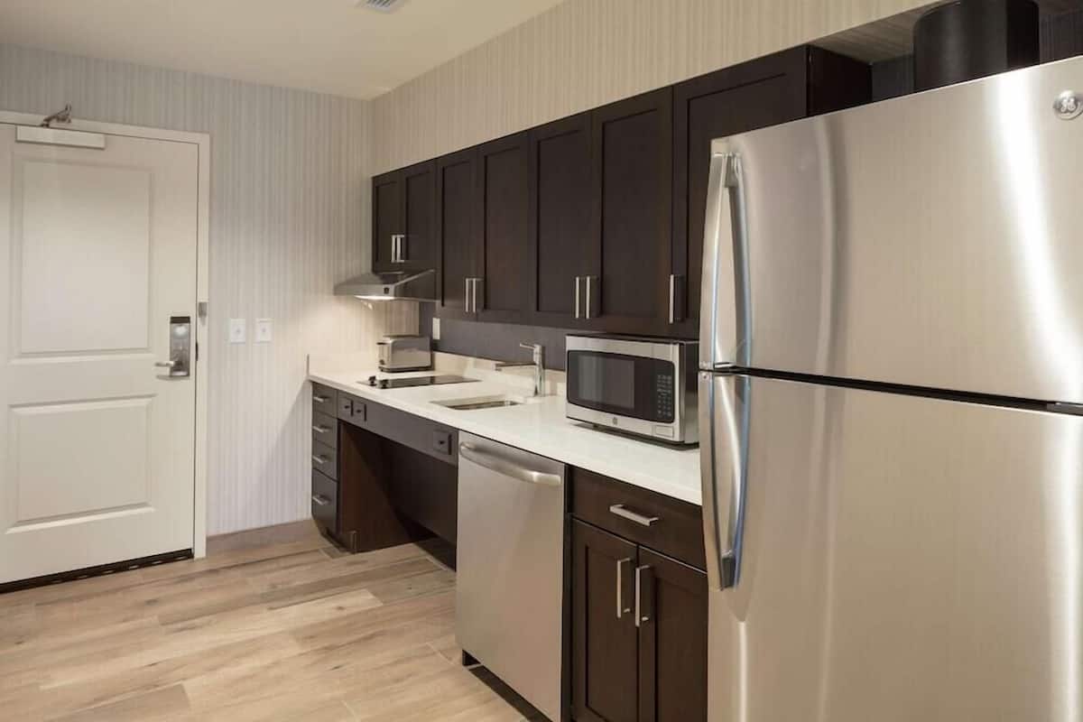Private kitchen | Full-size fridge, microwave, stovetop, dishwasher