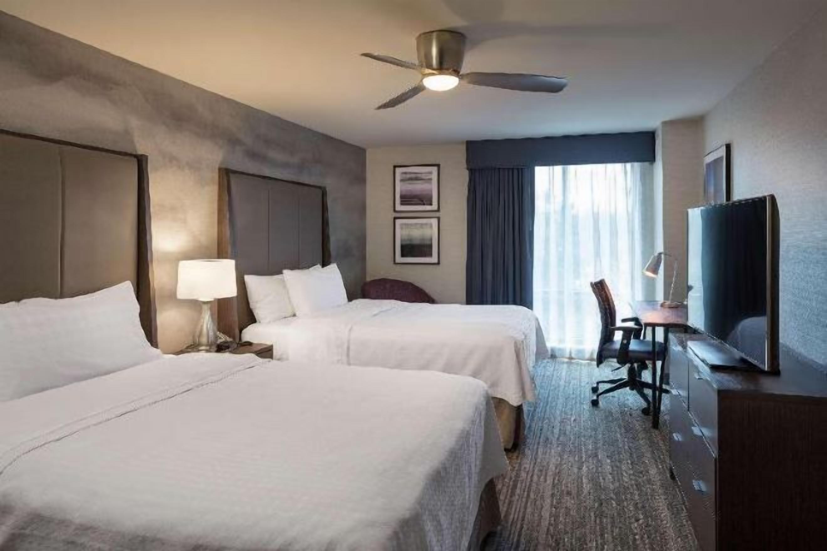 Bureau, espace de travail pour ordinateur portable, rideaux occultants