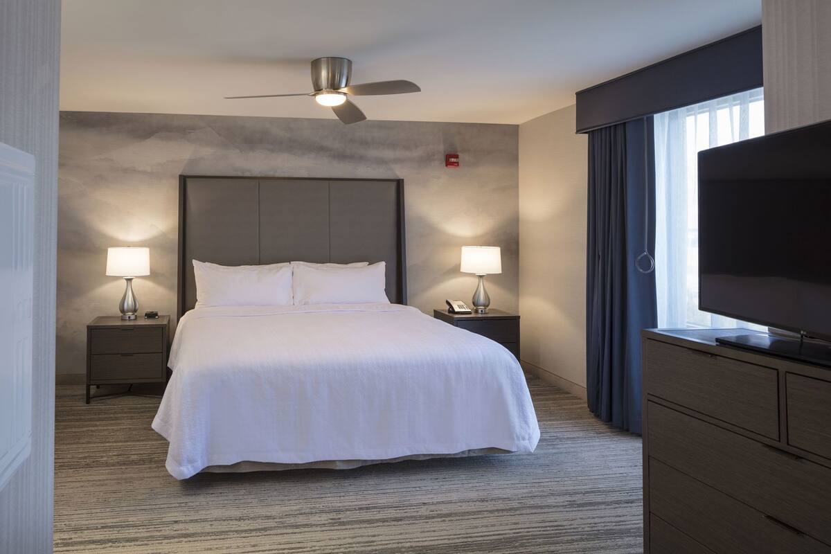 مكتب ومساحة عمل للكمبيوتر المحمول وستائر تعتيم ومكواة/لوح كي