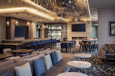 Bar en el lobby. Homewood Suites by Hilton Needham Boston