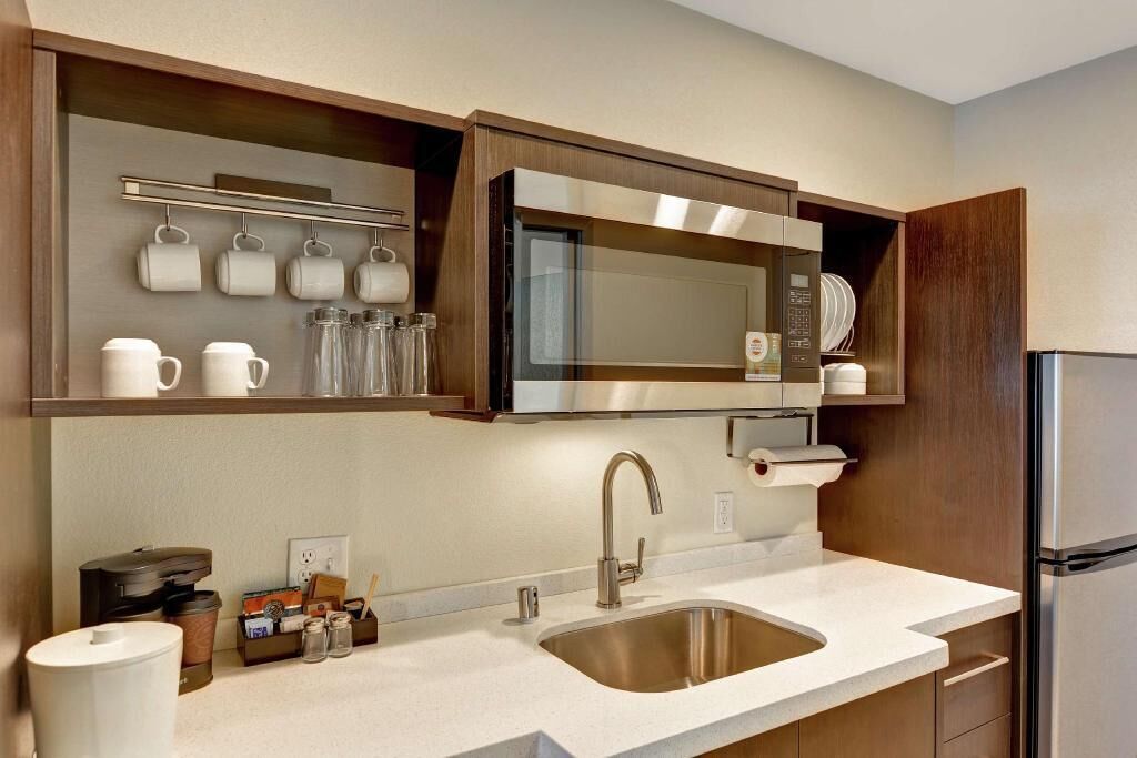 Private kitchen | Full-size fridge, microwave, dishwasher, coffee/tea maker