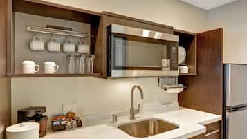 Full-sized fridge, microwave, dishwasher, coffee/tea maker