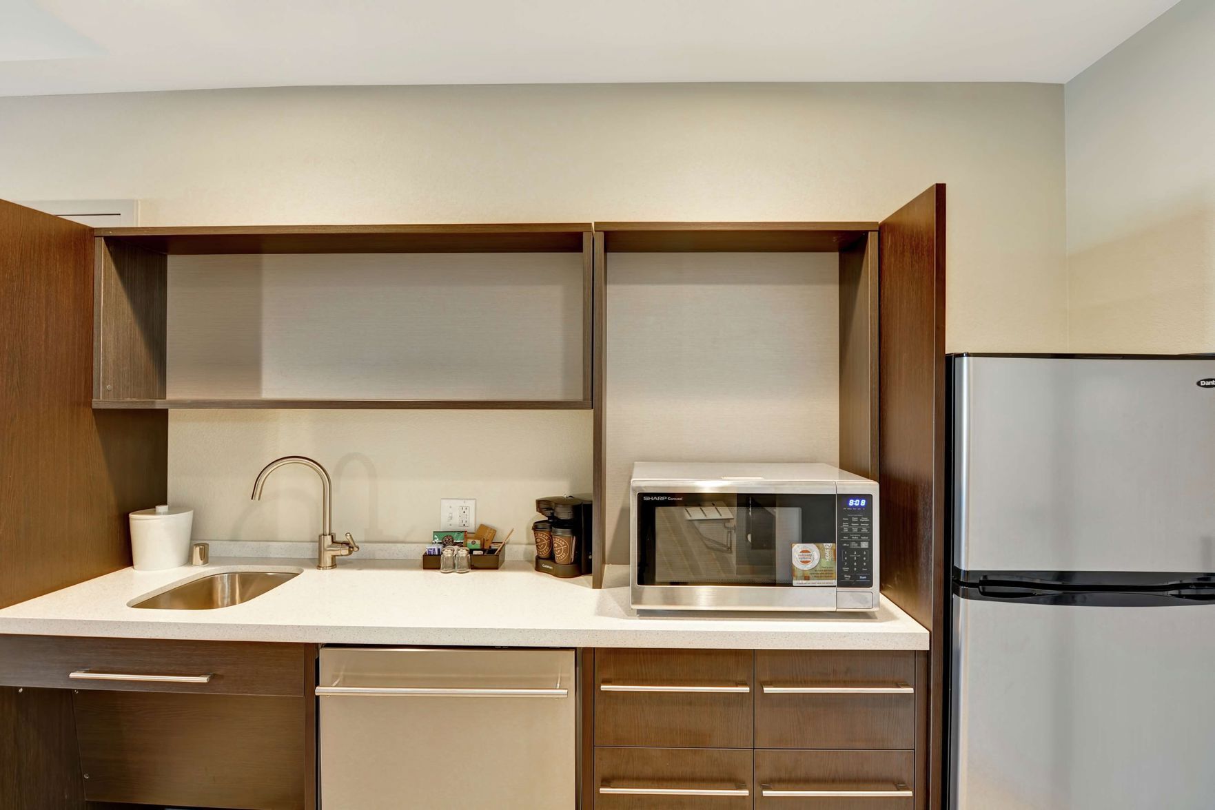 Private kitchen | Full-size fridge, microwave, dishwasher, coffee/tea maker