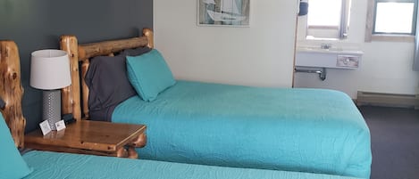 Chambre Classique, 2 grands lits | Rideaux occultants, Wi-Fi gratuit, draps fournis
