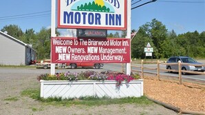 A sign for Briarwood Motor Inn with a welcome message and a vacancy notice. - Briarwood Motor Inn (Lincoln)