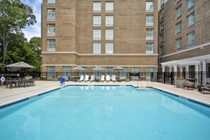 Una piscina al aire libre de temporada (de 09:00 a 22:00), sombrillas