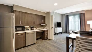 Grand réfrigérateur, micro-ondes, plaque de cuisson, lave-vaisselle