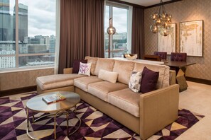 Penthouse, 1 kingsize bed (Cityscape) | Woonruimte | Een 50-inch flatscreentelevisie met premium tv-zenders en televisie