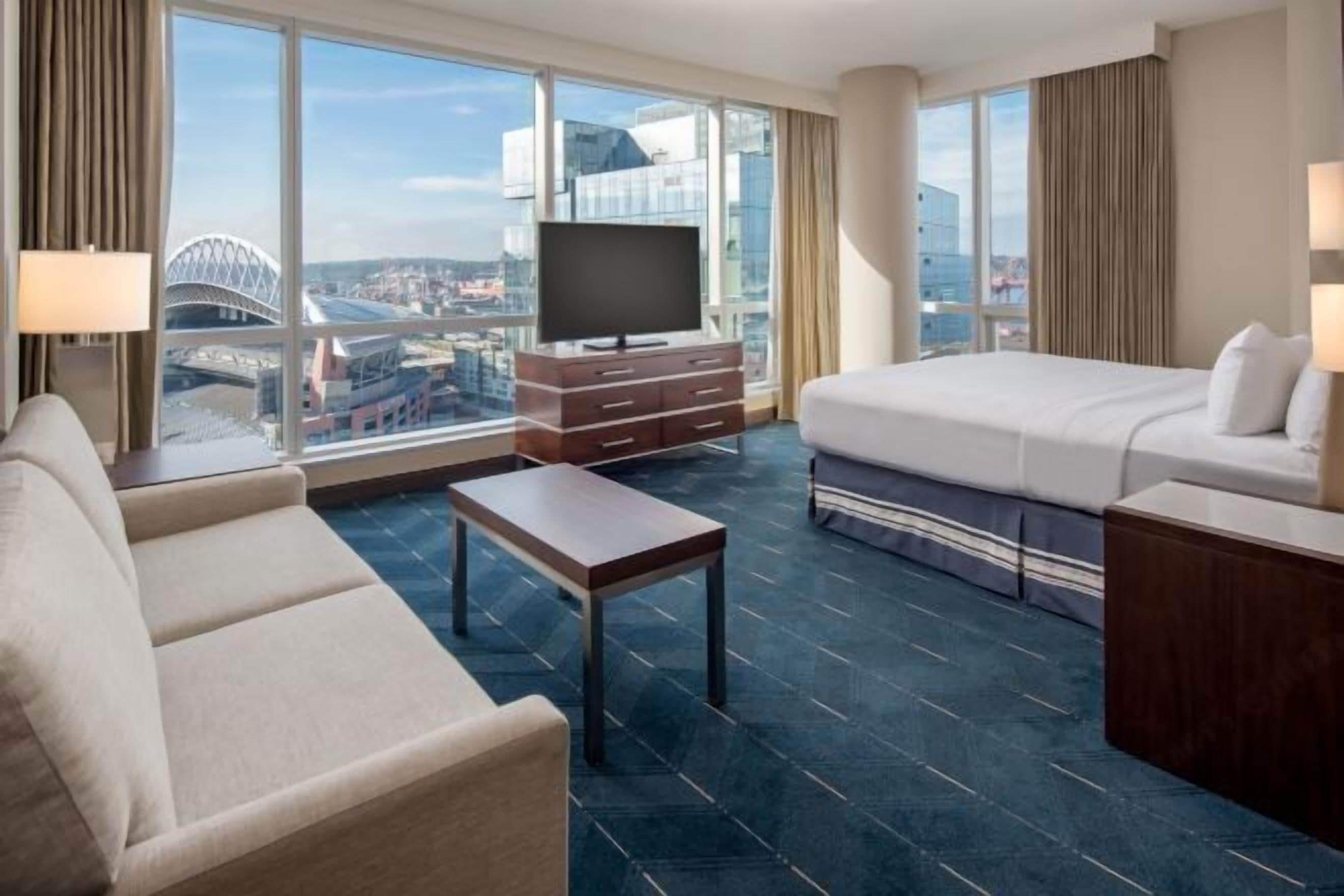 Luxe beddengoed, een kluis op de kamer, een bureau, een laptopwerkplek