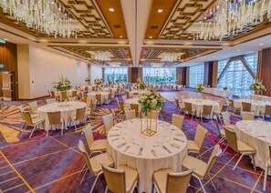 A banquet hall with round tables, chairs, and chandeliers. - Embassy Suites by Hilton Seattle Downtown Pioneer Square (Seattle)