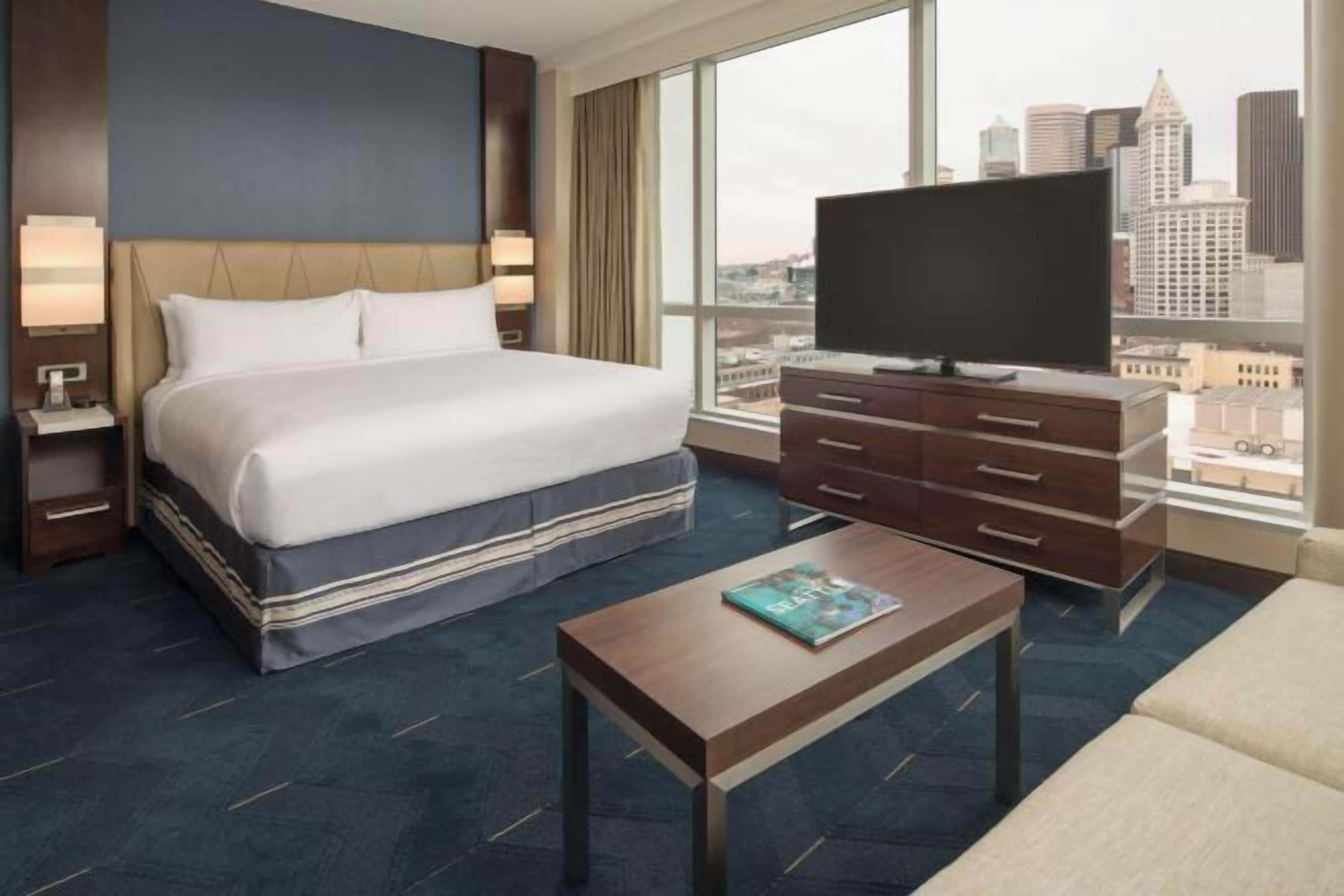 Luxe beddengoed, een kluis op de kamer, een bureau, een laptopwerkplek