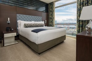 高級寝具、セーフティボックス (室内)、デスク、ノートパソコン用作業スペース