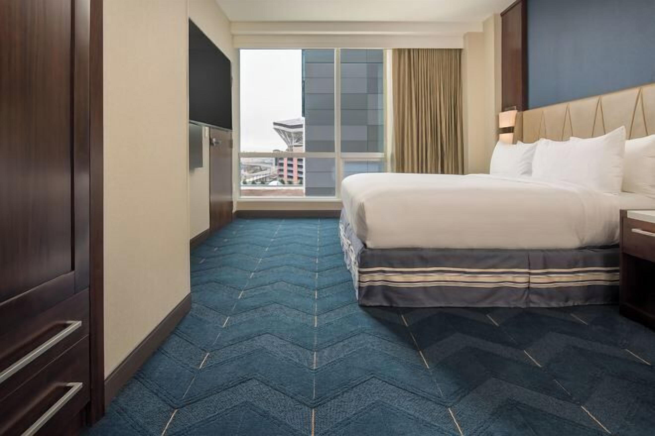 Luxe beddengoed, een kluis op de kamer, een bureau, een laptopwerkplek