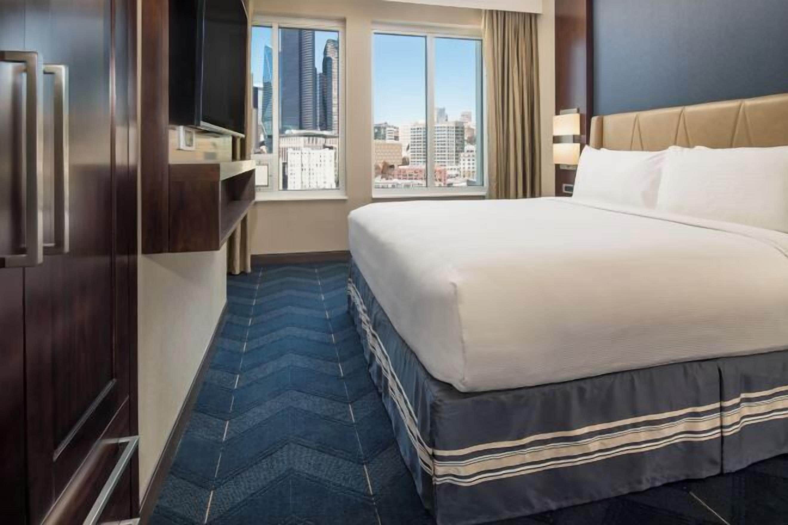 Luxe beddengoed, een kluis op de kamer, een bureau, een laptopwerkplek