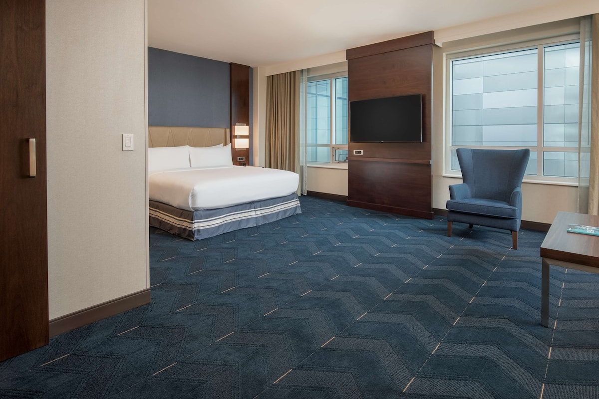 Premium bedding, in-room safe, desk, laptop workspace