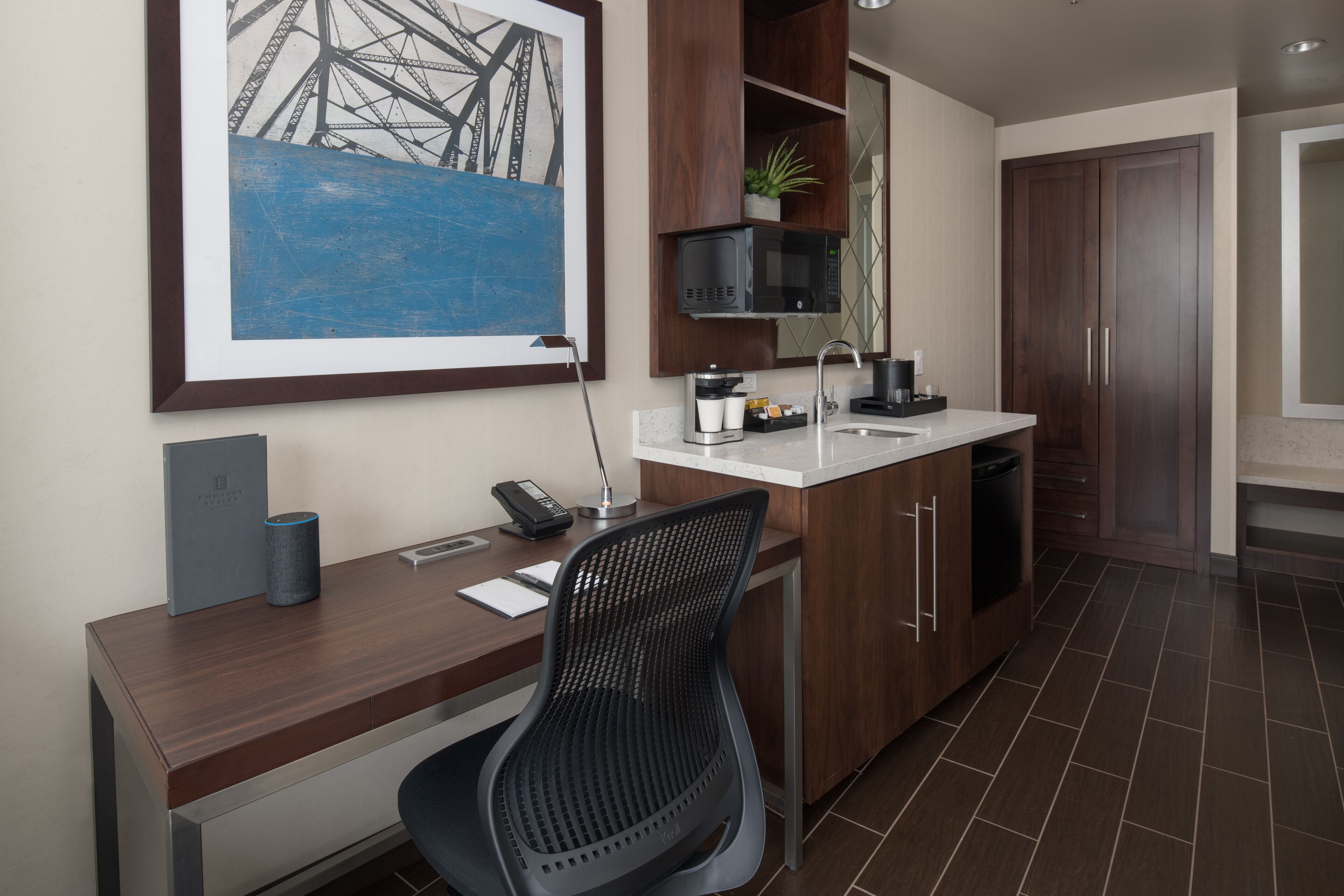 studio, 1 king bed, city view, corner | private kitchenette | fridge, microwave, coffee/tea maker