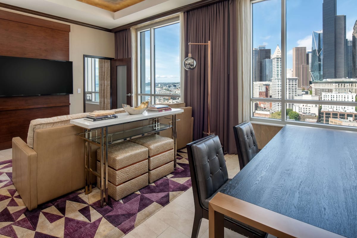 Penthouse, 1 King Bed (Cityscape) | Living area
