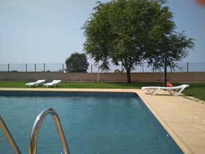 Outdoor pool, pool loungers - Hotel Alonso de Monroy (Belvis de Monroy)