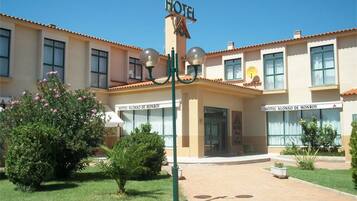 A hotel with a sign reading "HOTEL ALONSO DE MONROY".