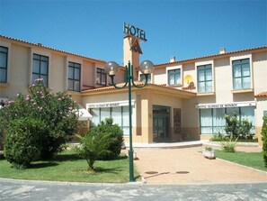 A hotel with a sign reading "HOTEL ALONSO DE MONROY".