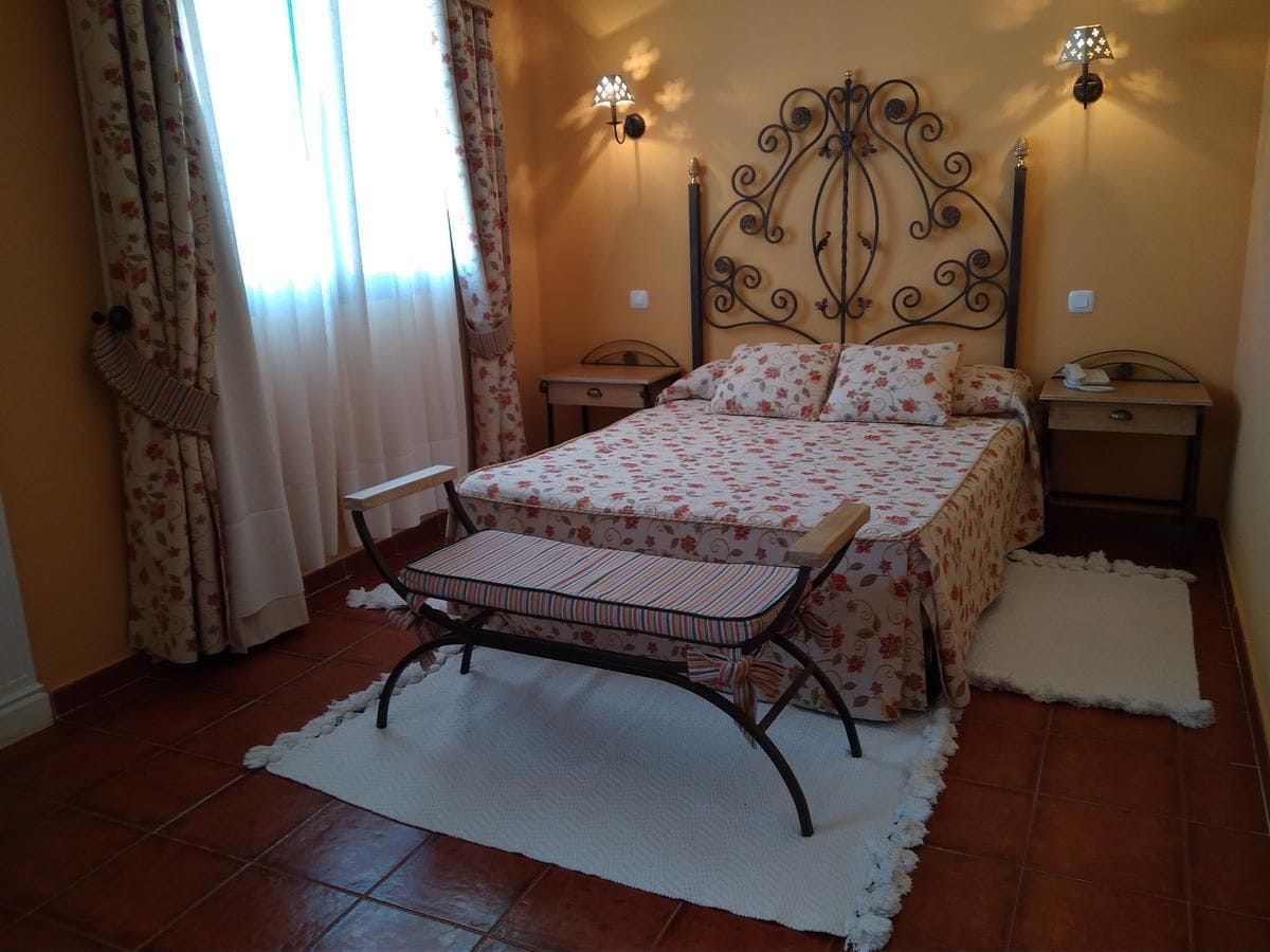 Suite | Een minibar, een bureau, verduisterende gordijnen