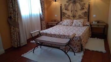 Suite | Een minibar, een bureau, verduisterende gordijnen