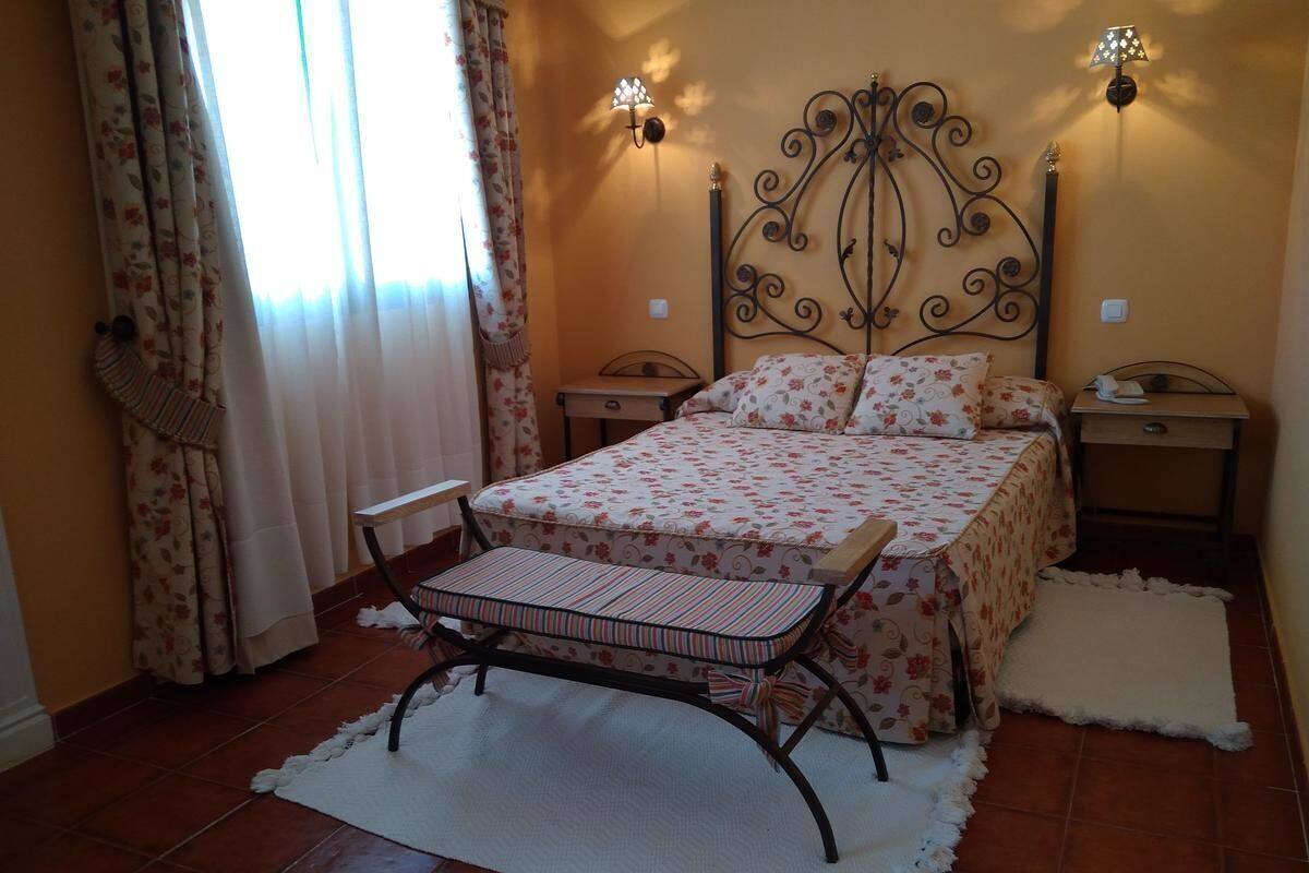 Minibar, bureau, rideaux dâobscurcissement, fer et planche Ă repasser
