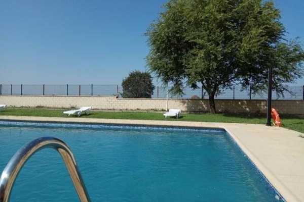 Piscina a l'aire lliure i gandules